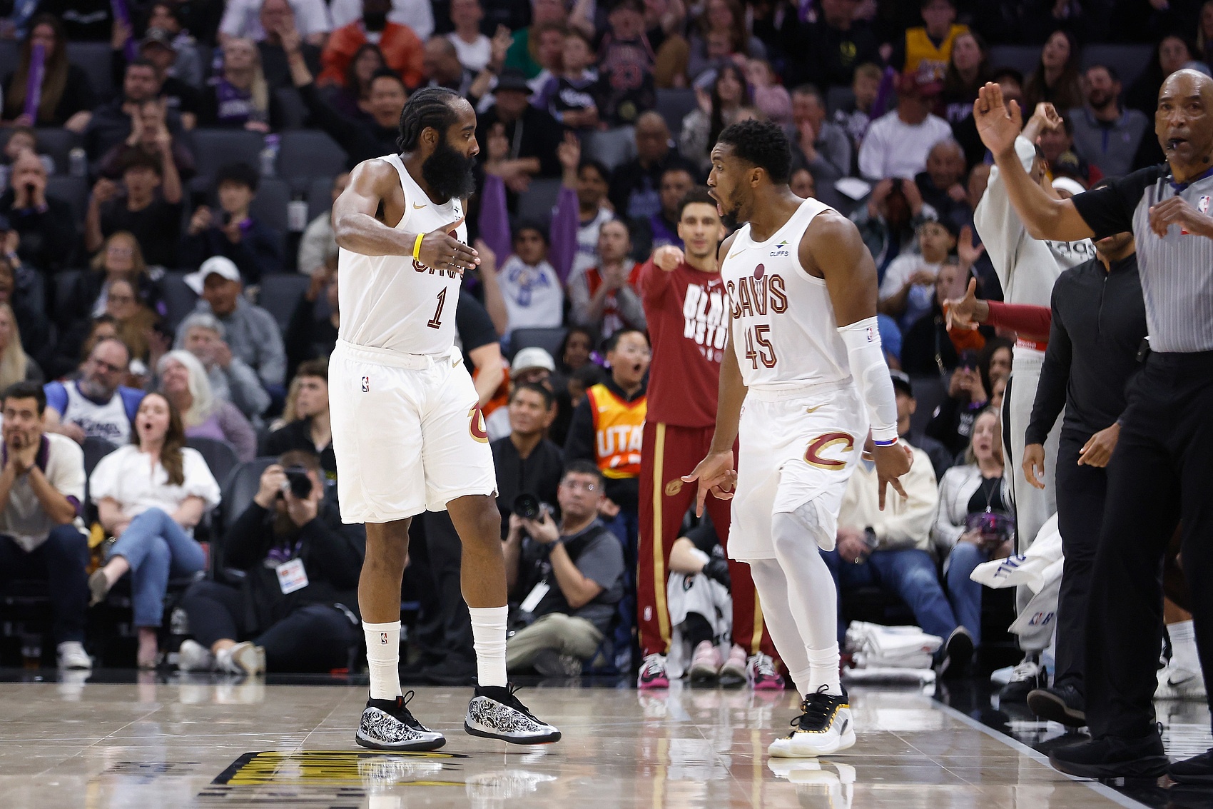 足球直播在线免费看-米切尔:哈登提升队友的能力让我解脱 我可以蹲底角&让他掌控比赛