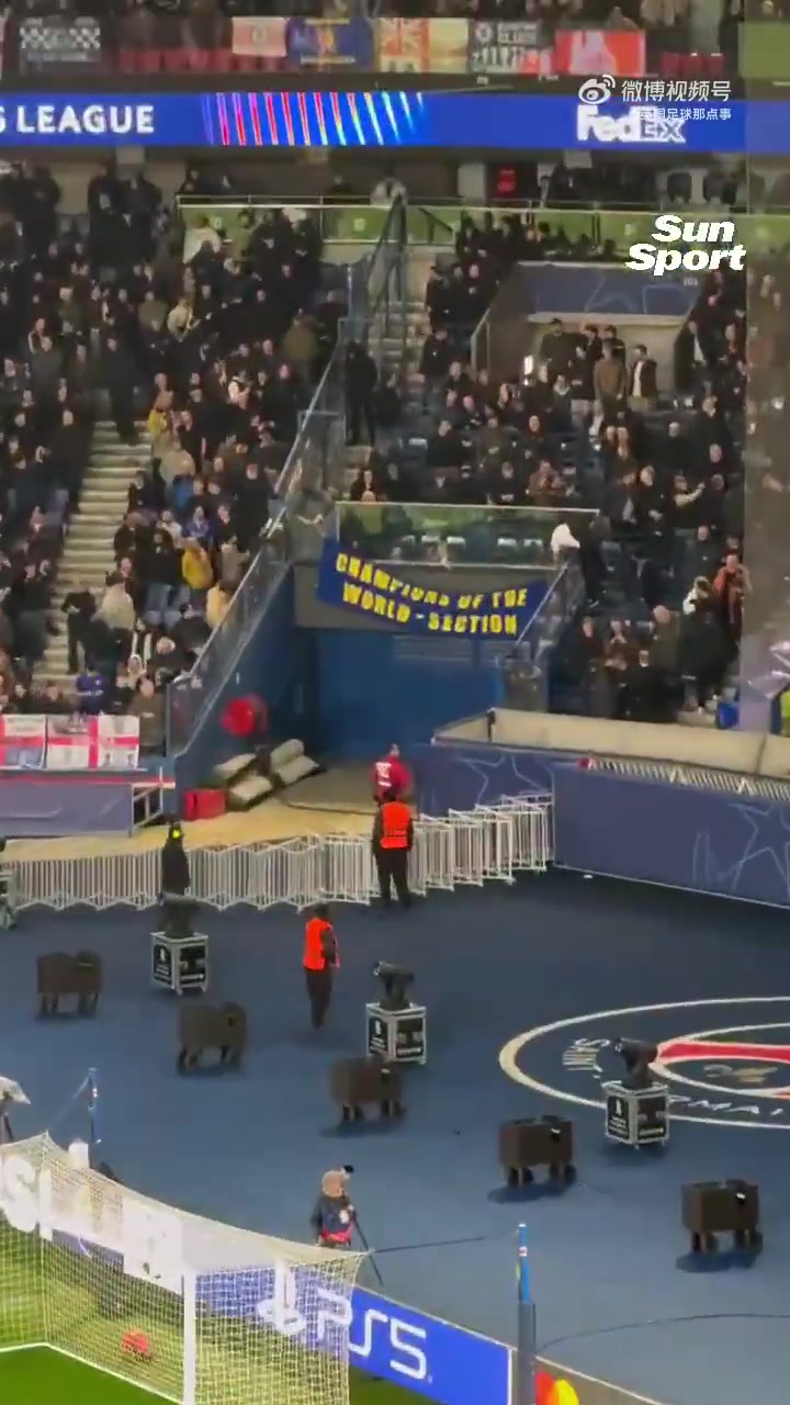 178足球直播在线直播观看免费-整活😂切尔西球迷在巴黎主场拉起的横幅:世界冠军专区🔥